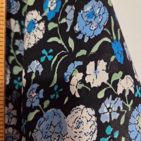 EUC LIKE NEW LOFT FLORAL V NECK WRAP FLUTTER SLEEVES TOP SZ XS - Picture 10 of 15
